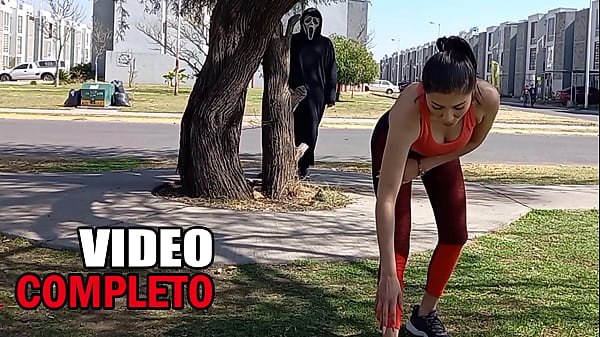 AGbg Scream – MILF follada por sorpresa por un hombre misterioso – parodia porno scream